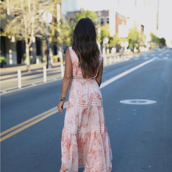 VICI JACLYN FLORAL CROCHET LACE TIERED MAXI DRESS - Large - Picture 2 of 2